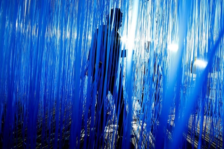 エスパス ルイ・ヴィトン東京にて体験型インスタレーション「Pénétrable BBL Bleu」が開催中！