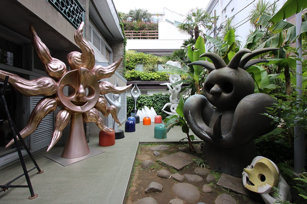 青山・岡本太郎記念館「暮らしのなかの芸術」 テーブル、絨毯